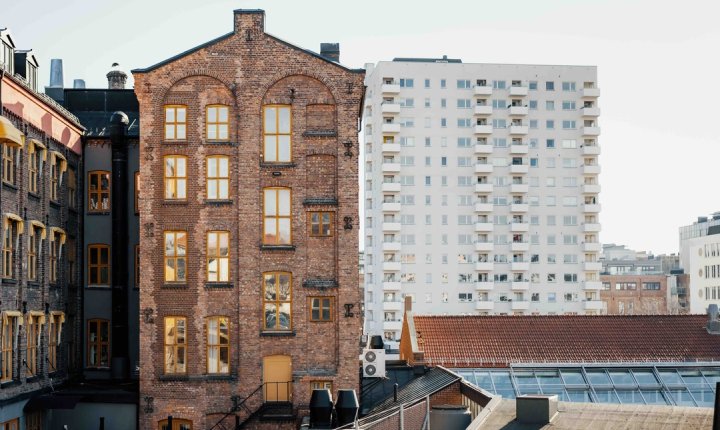 Mursteinsbygg og nyere kontorbygg_Foto Ilja Hendel