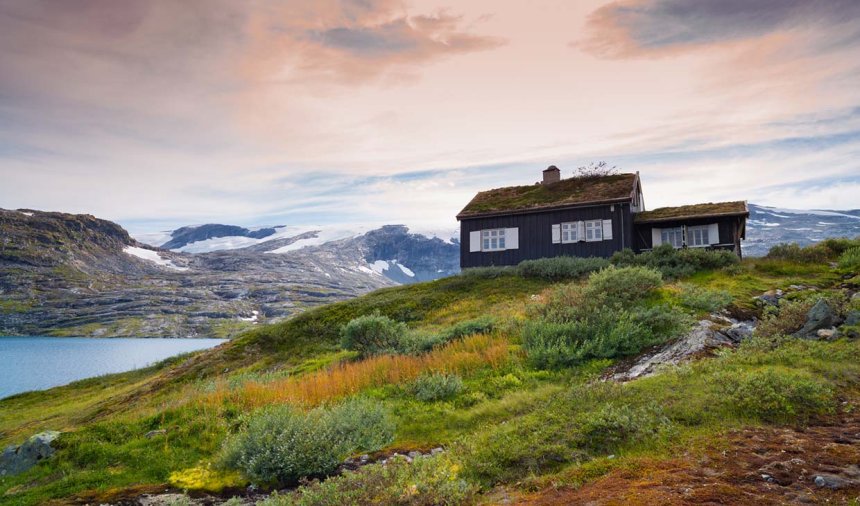 hytte med tilbygg i fjellandskap.jpg