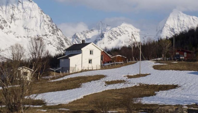 bolig med tilbygg i skrå terreng.jpg