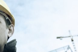 Tilsyn mann overvåker.jpg