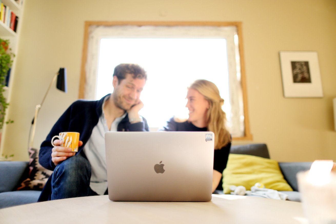 Par foran laptop_Foto Carl Martin Nordby