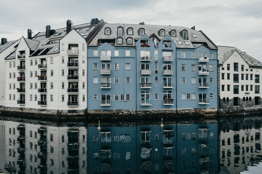 Nabovarsel, sameie_Illustrasjonsfoto_unsplash.jpg